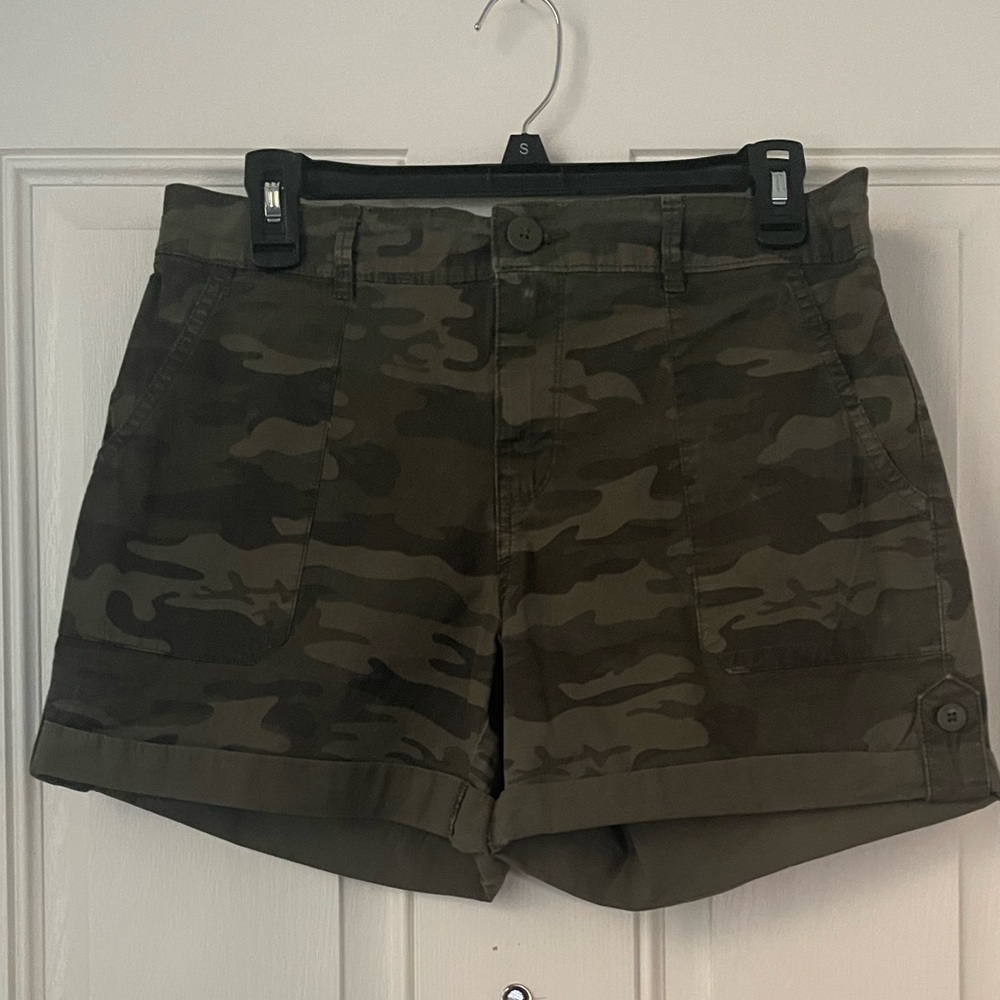 Social Standard camouflage shorts